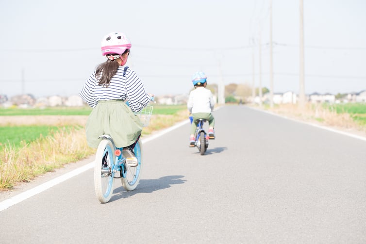 自転車にのる子供