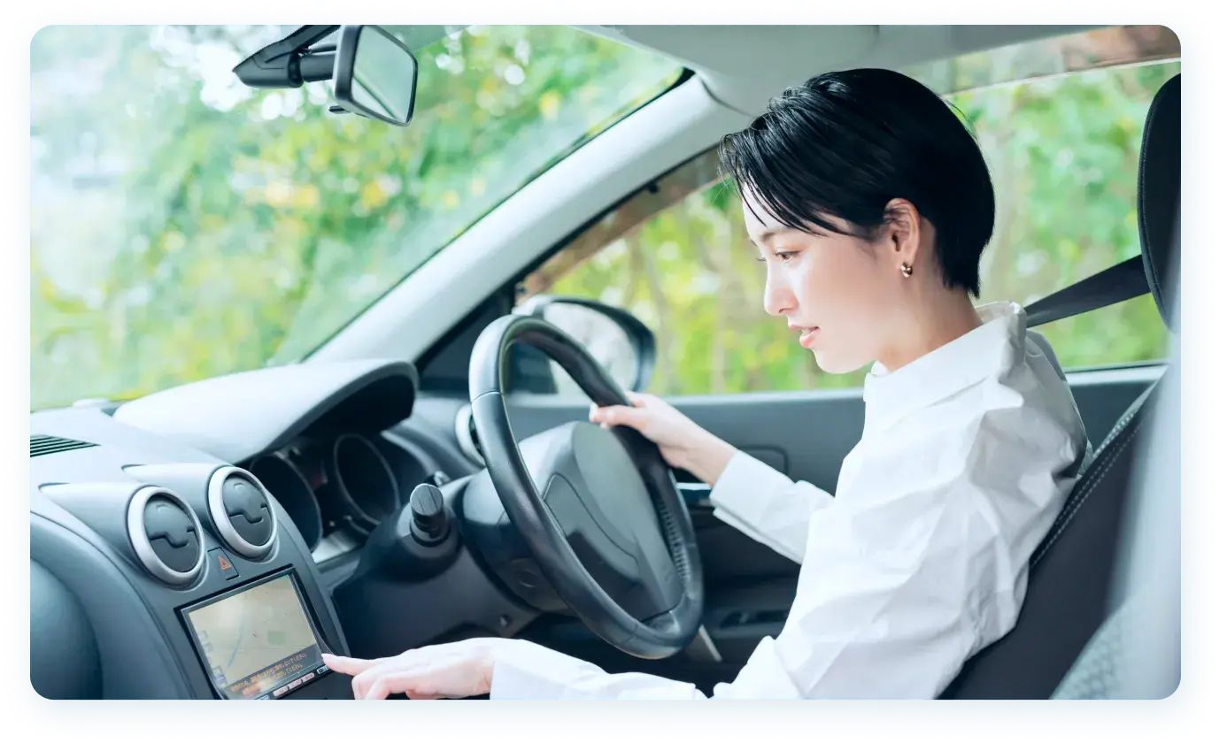 カーナビを操作する女性の写真
