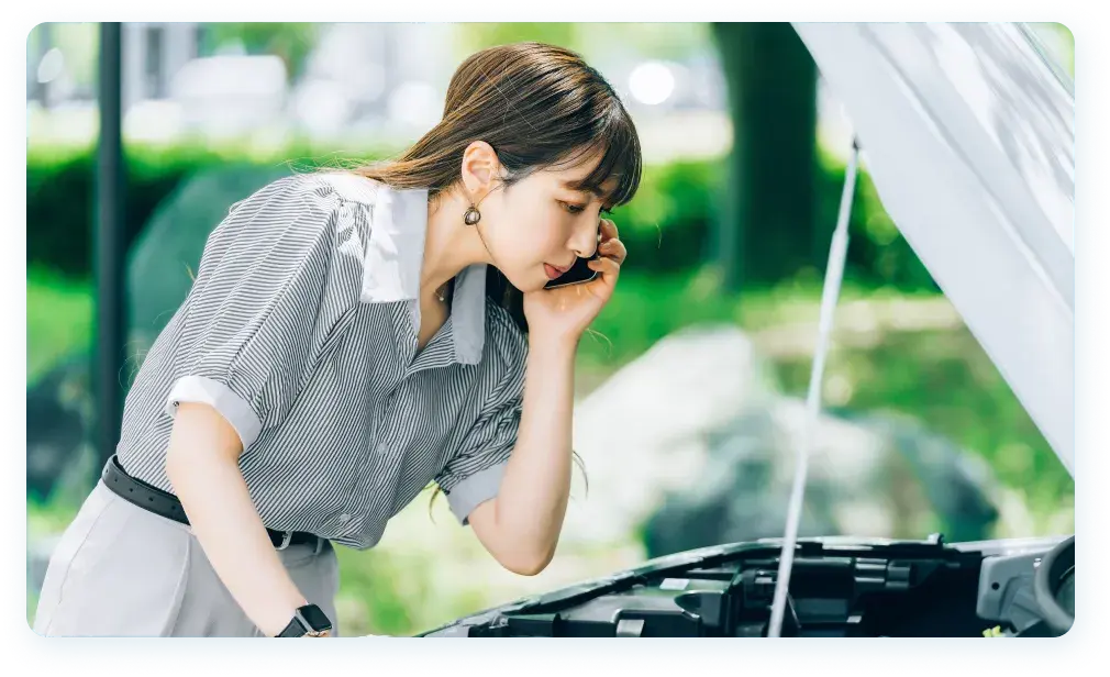 車が故障した女性の写真